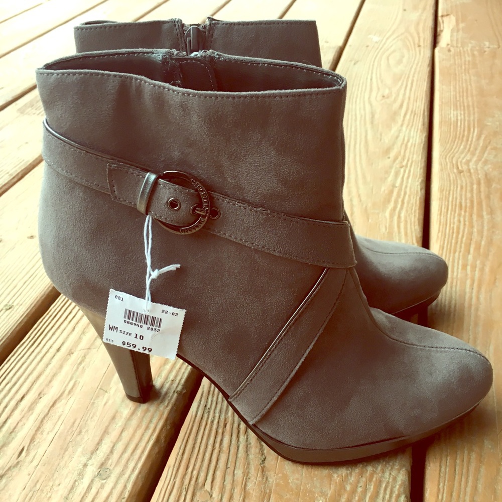⭐️ New in box! Gray Ankle Boots ⭐️